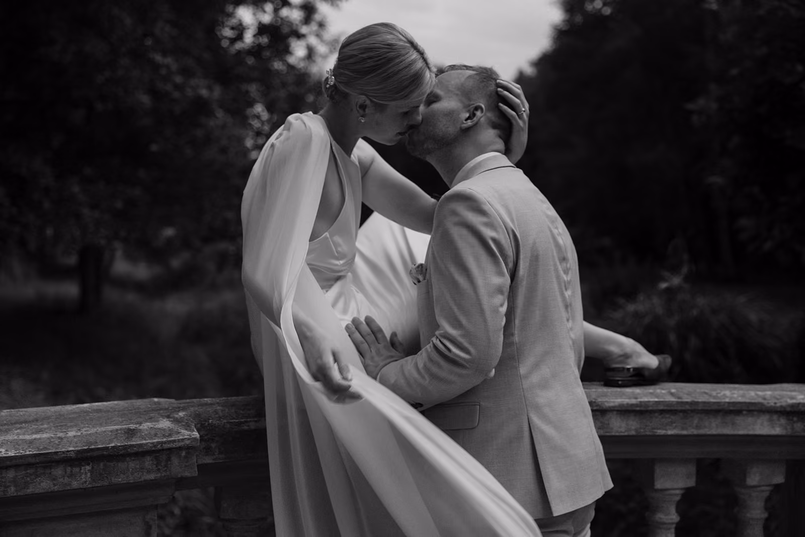Justyna and Moritz kissing on the palace terrace